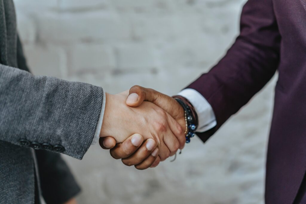 The differences between offshoring and outsourcing - people shaking hands
